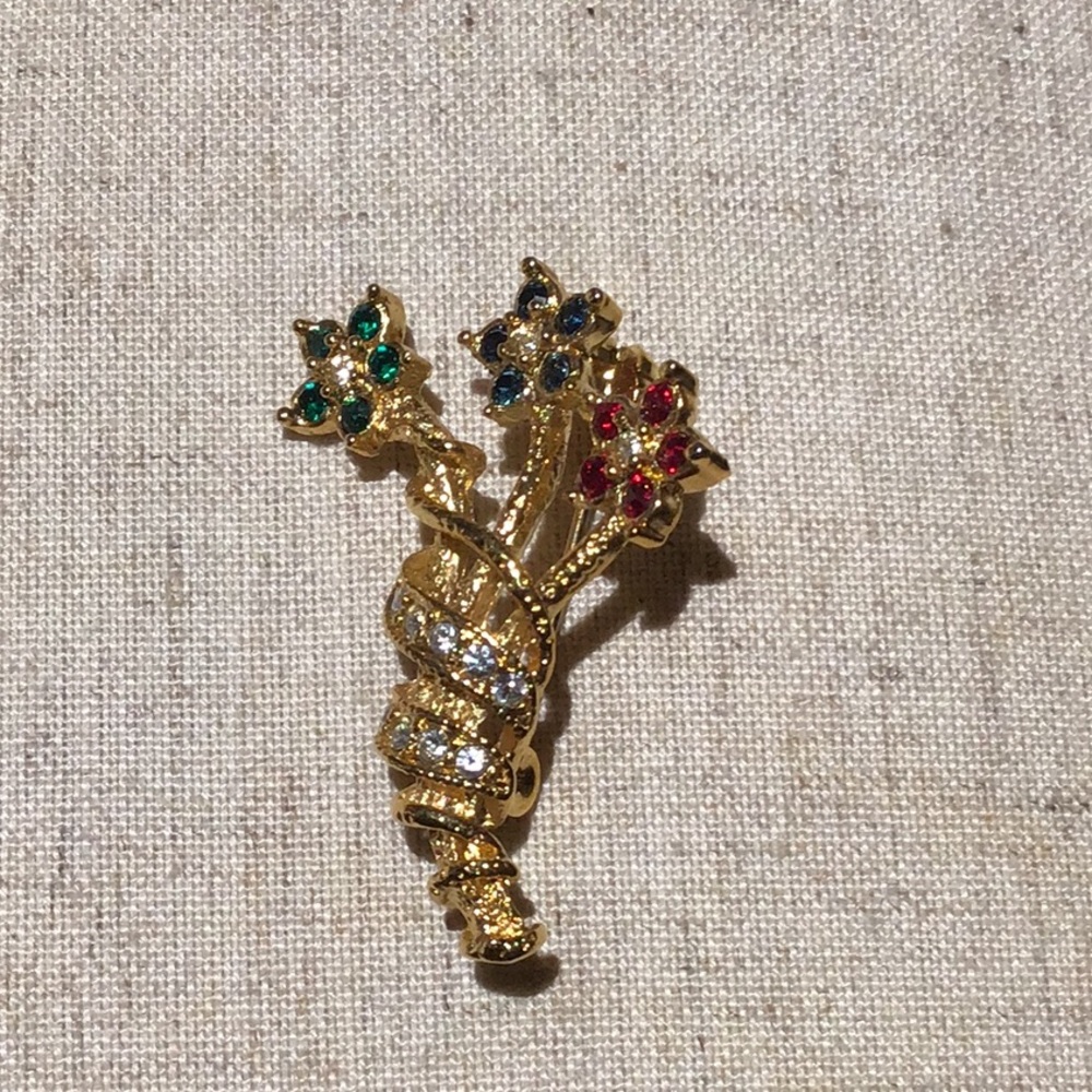 🌸Beautiful crystal and gold-tone flower brooch🌸